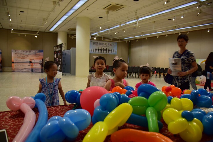 小朋友都被氣球吸引著！他們需要向我們說一句「珍惜生命」才能選取氣球一個