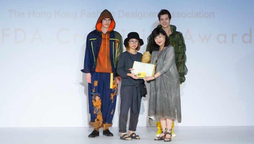 时装设计（荣誉）文学士应届毕业生梁恩乐（左二）凭作品「Beauty of Taboo」获颁「香港时装设计师协会创意大奖」。奖项由香港时装设计师协会副主席张启秀（右二）颁发