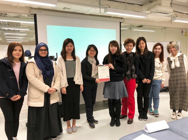 Dr. Vanessa Liu, Associate Professor and Programme Leader for BA (Hons) Public Relations and Management and Retail Management Programmes awarding a certificate of appreciation to Ms. Angela Cheung, Managing Director of APV (www.apv.asia) in the witnesses of some Year 4 PRM students who couldn’t wait to get their hands on digital production.