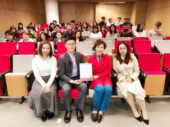 Teaching Fellows Ms. Susan Chan and Ms. Felicia Fan of the BA (Hons) Public Relations and Management Programme awarding a certificate of appreciation to Mr. Raman Hong, Assistant Manager, Kelly Services during the ‘Be Marketing and Communications work-ready’ session.