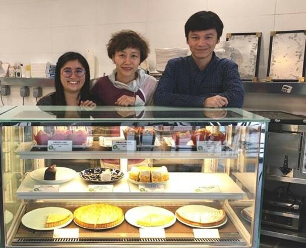 Indeed something to celebrate about - Esther TAM, Year-4 (left of photo) and SINCE Hugo Alexis, Year-1 (right) with mentee Ms Susan CHAN (Teaching Fellow of Public Relations and Management Programme) on successful entry to the PRPA ‘Student Attachment Programme 2018-19’.