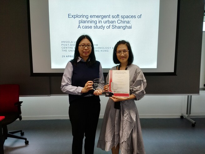 As a token of thanks, Dr. Caroline Law, Teaching Fellow, Department of Environment of the Faculty of Design and Environment, presented the THEi gifts to Dr. Angela Lee.