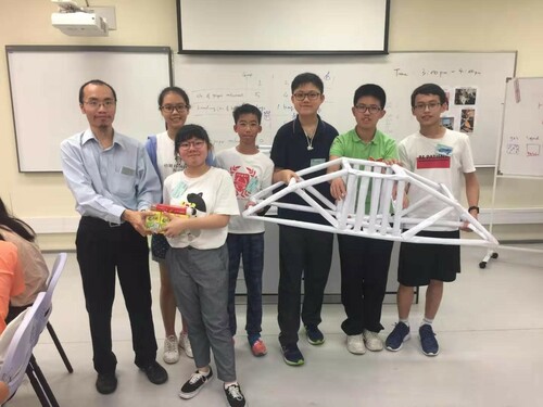 The truss bridge built by a group of students won the championship in the bridge design workshop.