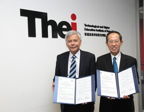THEi校長林麟書教授（左）與南洋理工學院副院長邢詒鑛先生（右）代表簽署備忘錄，標誌雙方在人才培育及高等教育的合作踏入新里程
