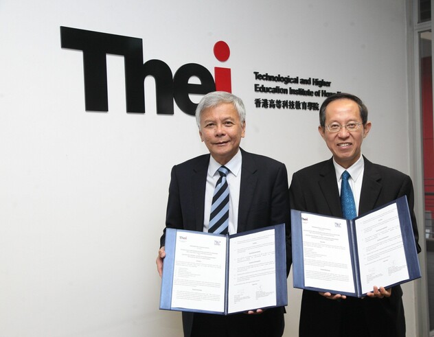 THEi校长林麟书教授（左）与南洋理工学院副院长邢诒鑛先生（右）代表签署备忘录，标志双方在人才培育及高等教育的合作踏入新里程
