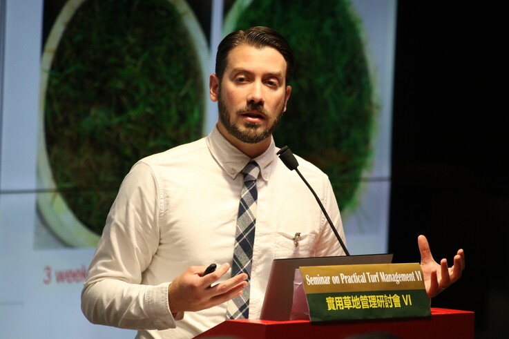 美國喬治亞大學教授 Prof David Jespersen 在題為《了解草類的抗逆力》的演講中，闡明了草在面對逆境時如何應對壓力。
