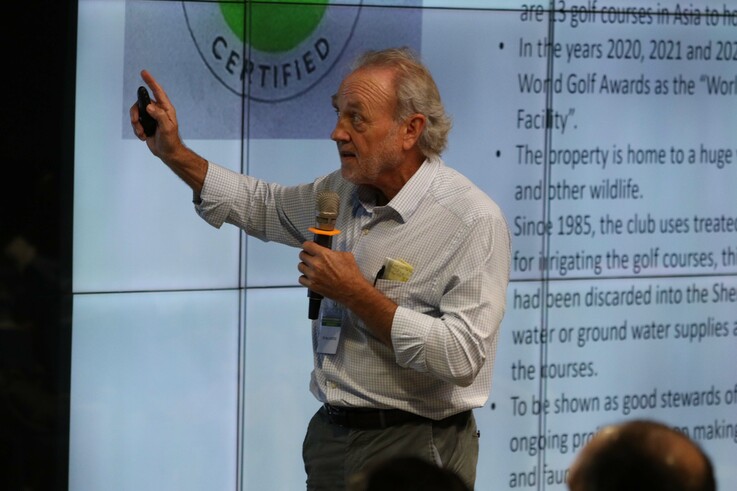 香港哥爾夫球會球場經理Darry Koster 先生在演講中介紹了香港高爾夫球會實施的環境永續發展和公眾計劃。