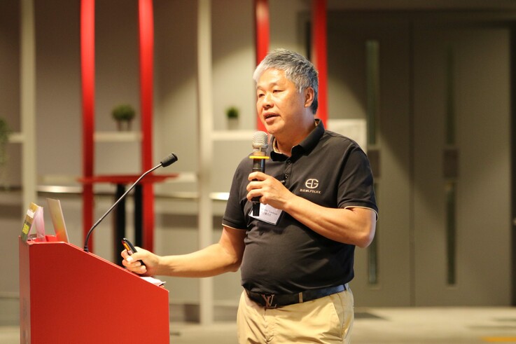 深圳嘉美茵体育工程技术有限公司领导人张小焕先生介绍中国在混合草坪运动场地方面所使用的最新技术。