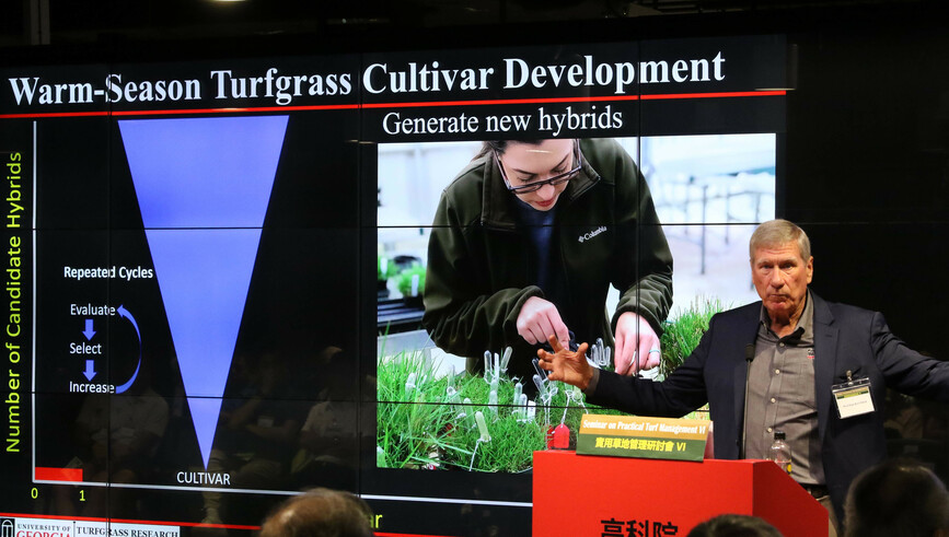 美国乔治亚大学教授Prof Paul Raymer生动地介绍了暖季草育种的新进展。